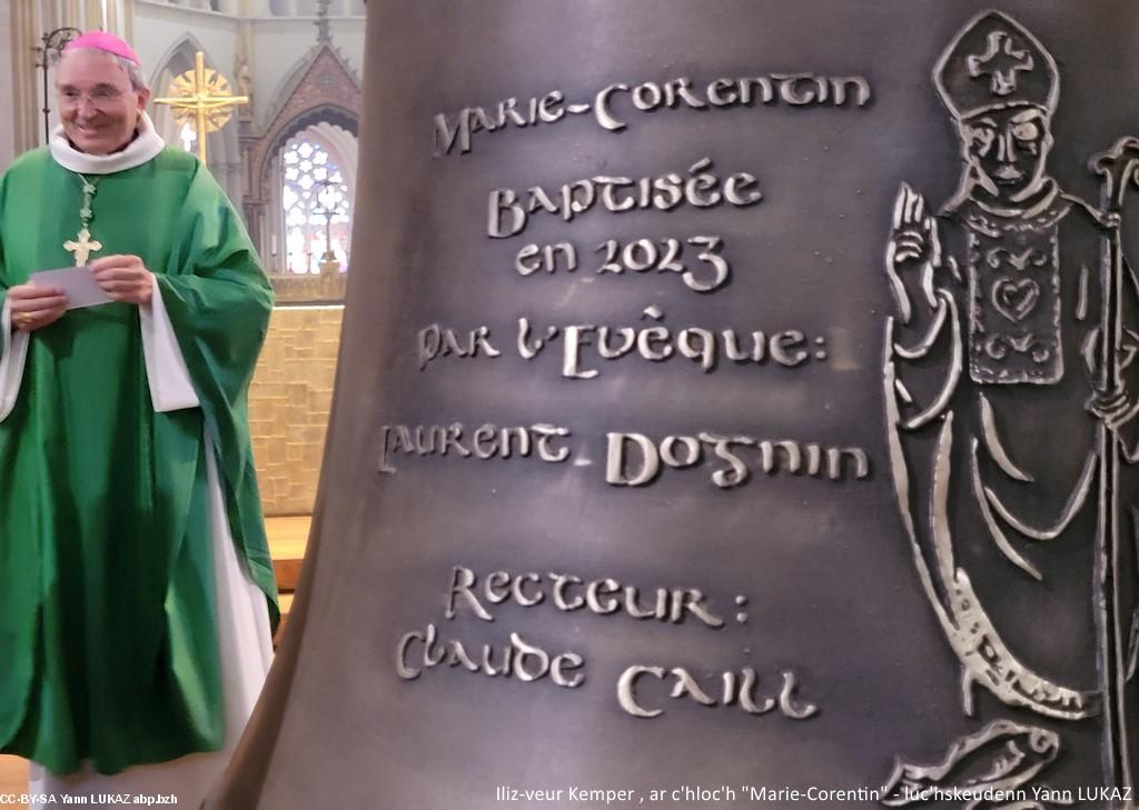 Ar c'hloc'h "Marie-Corentin" - Iliz-veur Sant Kaourintin e Kemper - 15 Here 2023  - Tost ouzh ar c'hloc'h emañ Ao. an Eskob, e dibenn an overenn, en e zaouarn an tamm-paper ma vez notennoù warnañ implijet evit ur vrav a brezegenn.