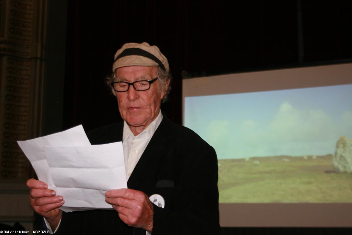 Eugène Riguidel lors de la conférence-débat Menhirs détruits de Carnac, Auray, 11 novembre 2023 Eugène Riguidel lors de la conférence-débat Menhirs détruits de Carnac, Auray, 11 novembre 2023