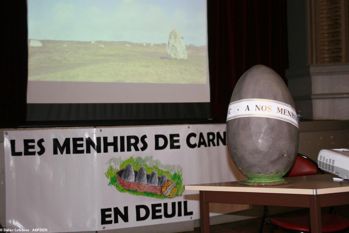 le menhir en chocolat refusé pars la ministre de la Culture (photo prise lors de la conférence-débat Menhirs détruits de Carnac, Auray, 11 novembre 2023 ) le menhir en chocolat refusé pars la ministre de la Culture (photo prise lors de la conférence-débat Menhirs détruits de Carnac, Auray, 11 novembre 2023 )