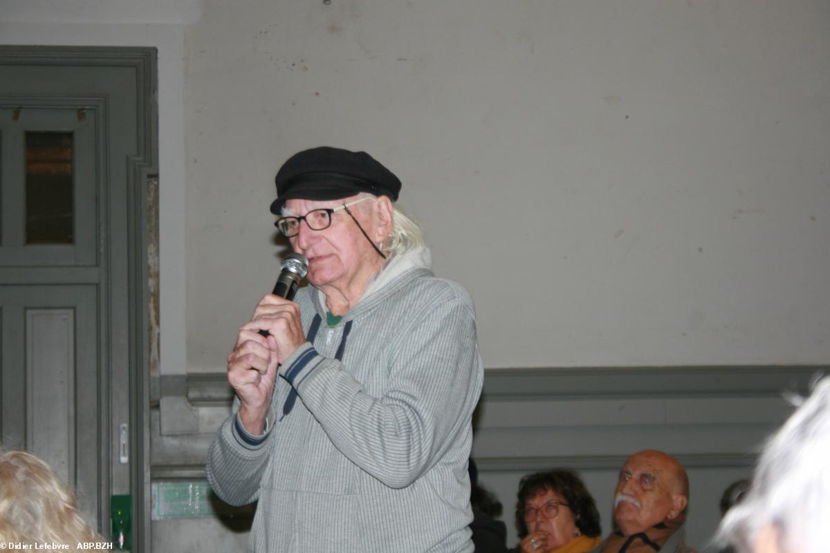 Yannick Baron lors de la conférence-débat Menhirs détruits de Carnac, Auray, 11 novembre 2023 ) Yannick Baron lors de la conférence-débat Menhirs détruits de Carnac, Auray, 11 novembre 2023 )