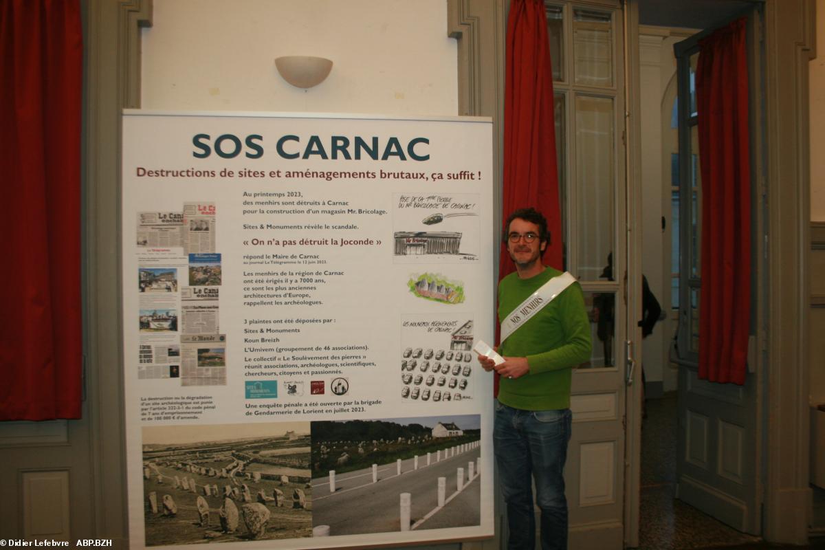 Pierre-Léon Luneau devant l'affiche créée pour le Festival international du Patrimoine culturel, photo prise lors de la conférence-débat Menhirs détruits de Carnac, Auray, 11 novembre 2023 (zoomer pour en découvrir tous les éléments) Pierre-Léon Luneau devant l'affiche créée pour le Festival international du Patrimoine culturel, photo prise lors de la conférence-débat Menhirs détruits de Carnac, Auray, 11 novembre 2023 (zoomer pour en découvrir tous les éléments)
