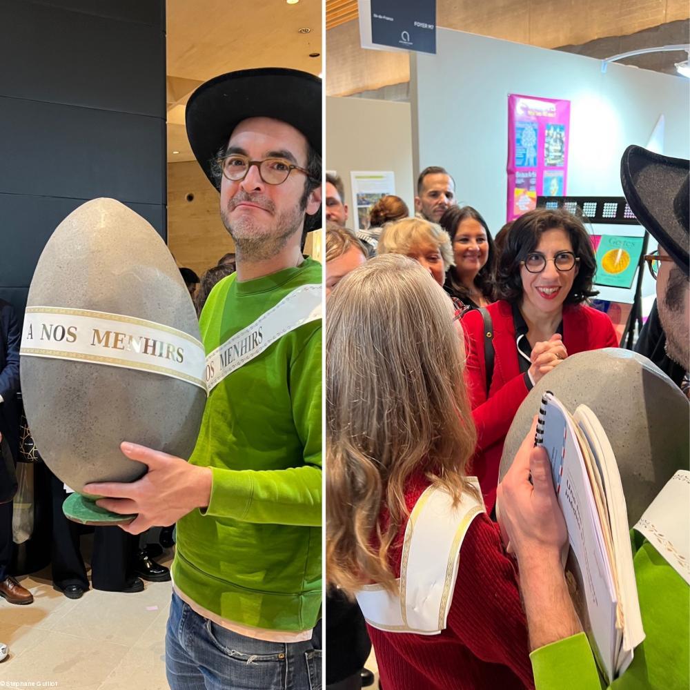 Pierre-Léon Luneau remettant le mehir en chocolat à la ministre de la Culture au salon international du Patrimoine culturel - Paris nov. 2023