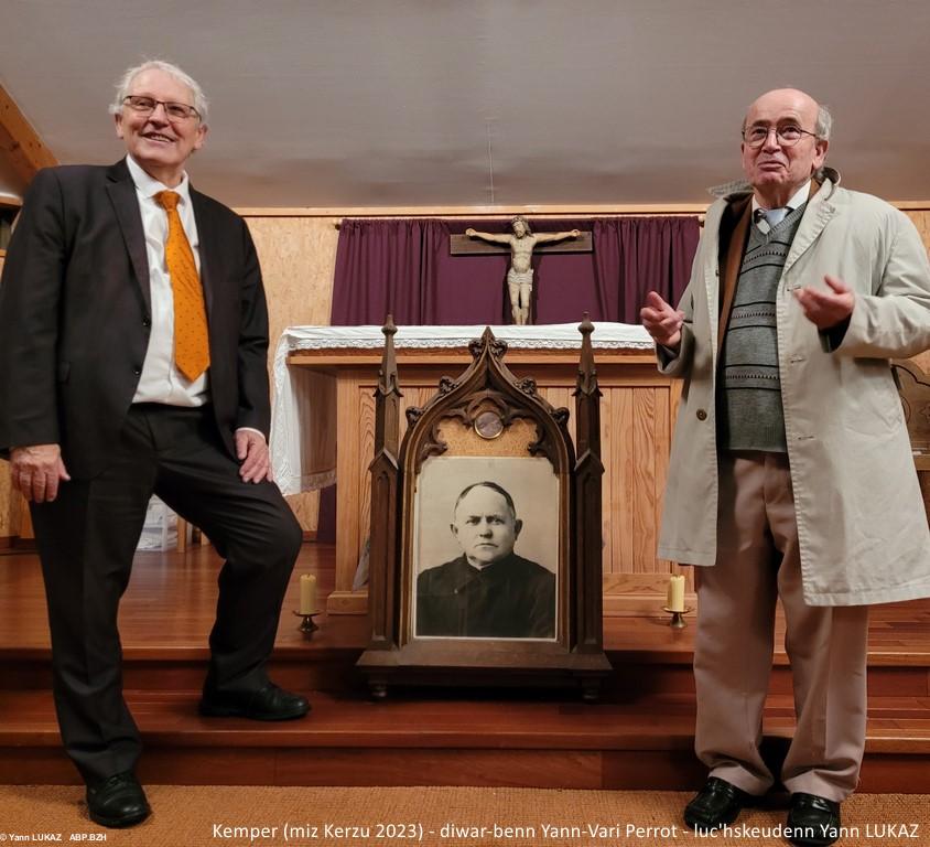 Chapel Sant Laorañs (Kemper), les deux intervenants après la conférence.  Yves Mervin (à gauche), Youenn Caouissin (à droite).