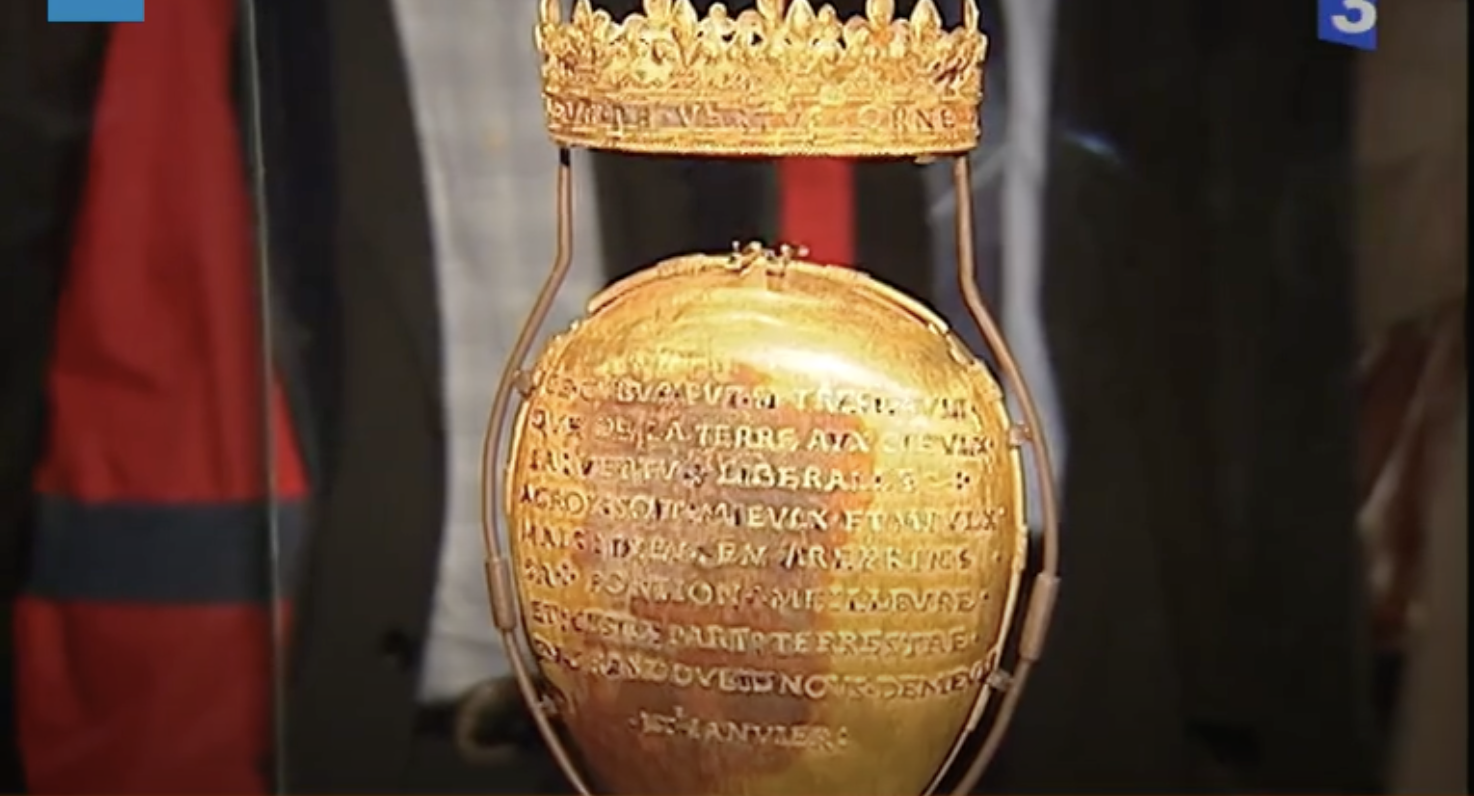 Le reliquaire lors d'une exposition au château des ducs de Bretagne à Nantes en 2007. Une des inscriptions dit  (remis en français moderne) : "« En ce petit vaisseau du plus fin or pur au monde repose le plus grand coeur que quiconque dame eut au monde. Anne fut son nom. Deux fois reine de France, duchesse des Bretons, royale et souveraine