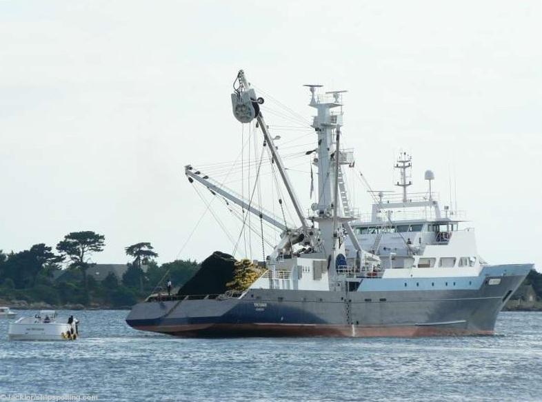 Le Trévignon dans la baie de la Forest-Fouesnant quittant Concarneau en partance pour l'Océan Indien. Photo Jacklor. (archives ABP)