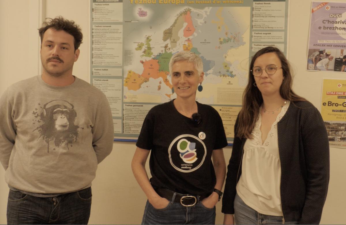 Benjamin Bouyssou co-organisateur de La Passem pour l'occitan, Ihintz Oliden (co-organisatrice de la Korrika pour le basque du Pays Basque nord,  Maina An Taleg (Co-présidente de La redadeg pour le breton).