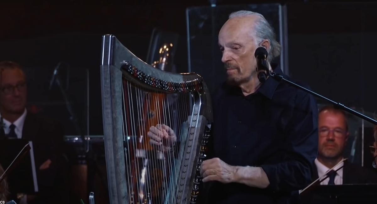 Alan Stivell lors du concert avec l'orchestre de Bretagne en avril 2022