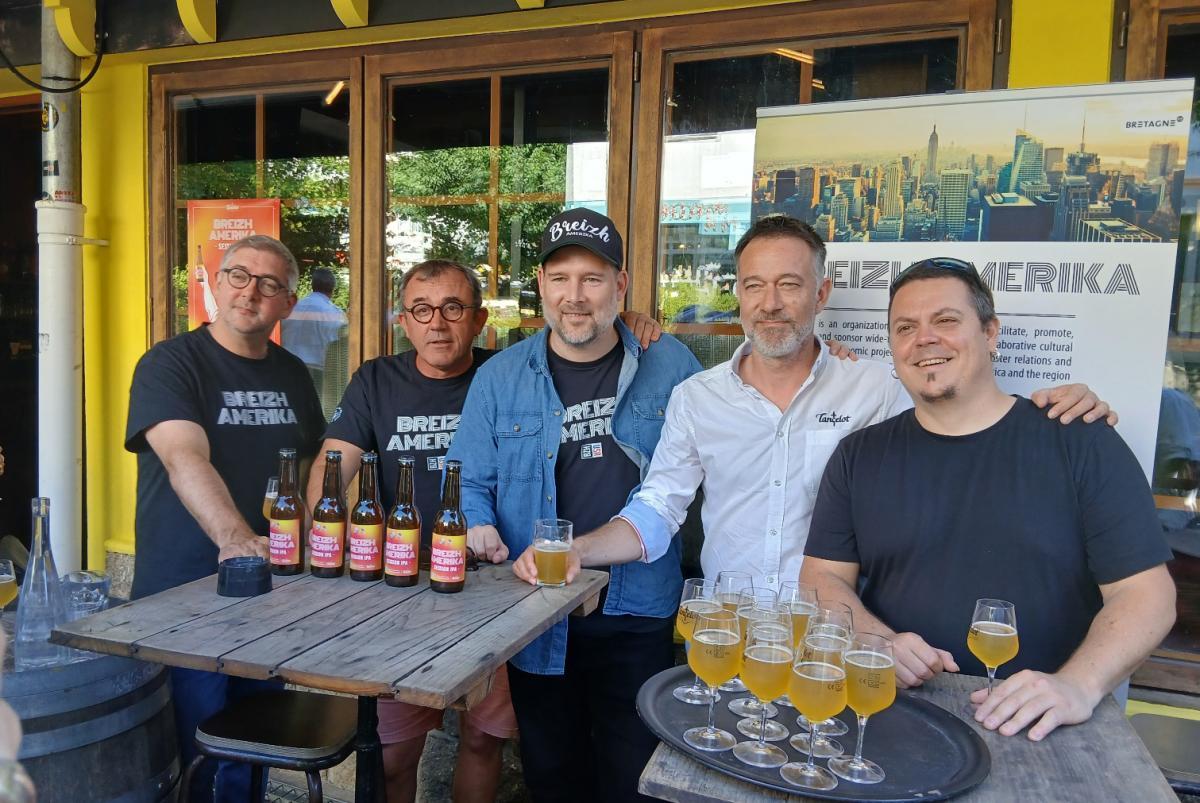 Gweltaz Rialland, Julien Le Mentec, Charles Kergaravt, Yoann Emery, Thibault Niobé lors du lancement de la bière Breizh Amerika session IPA, jeudi soir à La Taverne du Roi Morvan à Lorient.