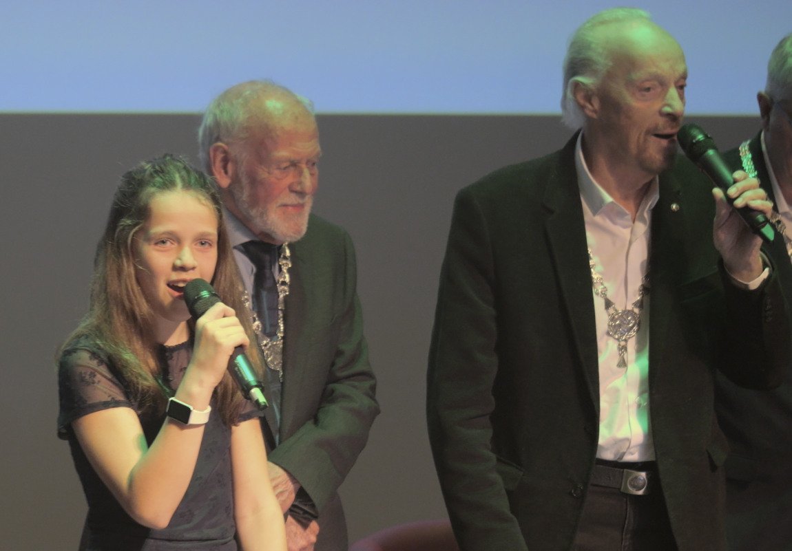 Anza qui a bouleversé les Vieilles Charrues en reprenant en breton un couplet de « La Symphonie des éclairs » au micro de Zaho de Sagazan, lors du dernier jour du festival des vieilles charrues a entonné le Bro Gozh avec Alan Stivell