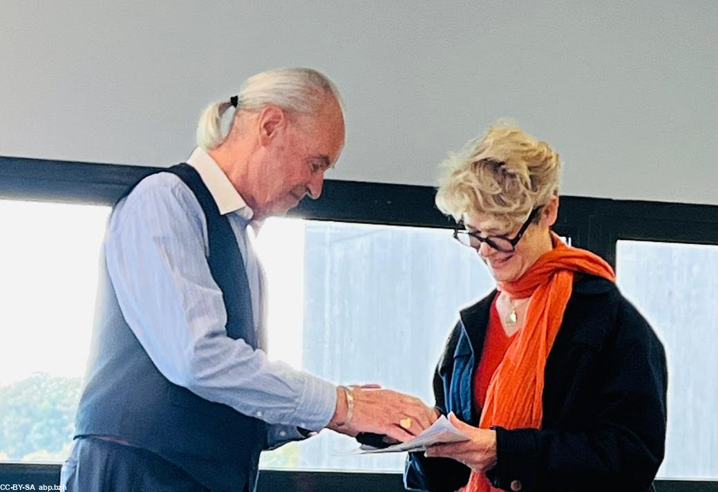 Jacky Plippot ex-président de L'Institut Culturel de Bretagne (ICB) remet la médaille 2025 de l'Institut à Carole Jézéquel