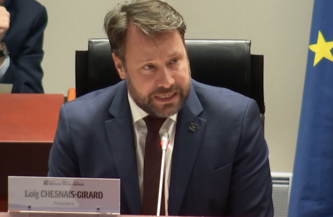 Loïg Chesnais-Girard est le Président de la Région Bretagne et le chef de l'administration régionale.