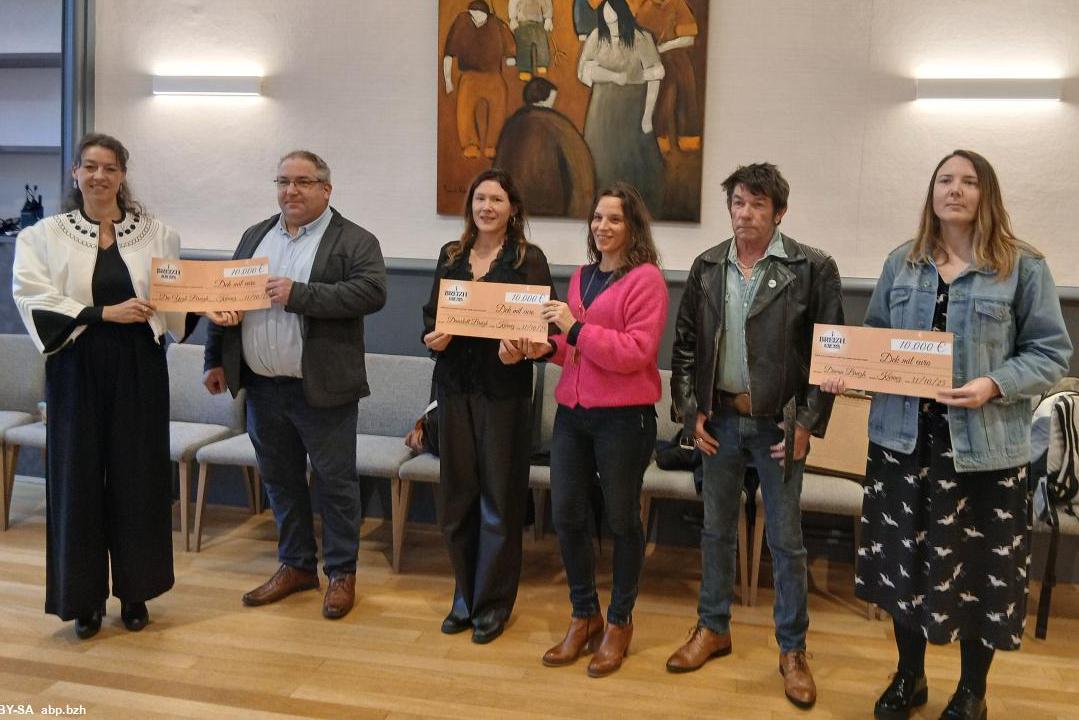 Le le 31 octobre 2025, l'association Brezh a Live remettait des chèques de 10 000 € à Diwan Breizh, Div Yezh Breizh et Divaskell Breizh, à l’Hôtel de Ville de Carhaix, le 31 octobre 2025. (photo archives ABP)