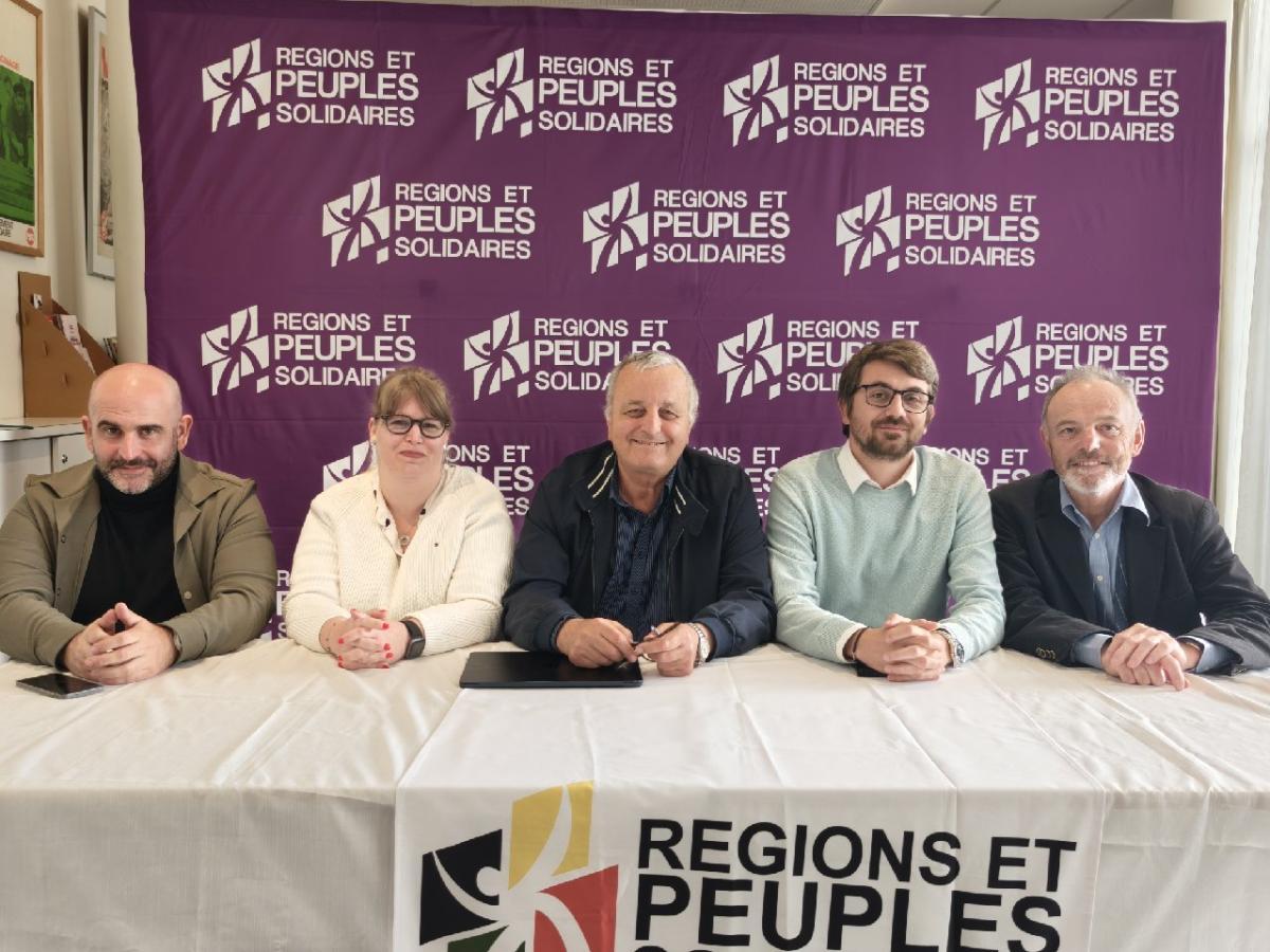 De gauche à droite: François Martinetti (Corse), Céline Wira (Alsace), François Alfonsi (président de RP&S), Lisandru Bizzari (Pays Basque) et Claude Barbier (historien)