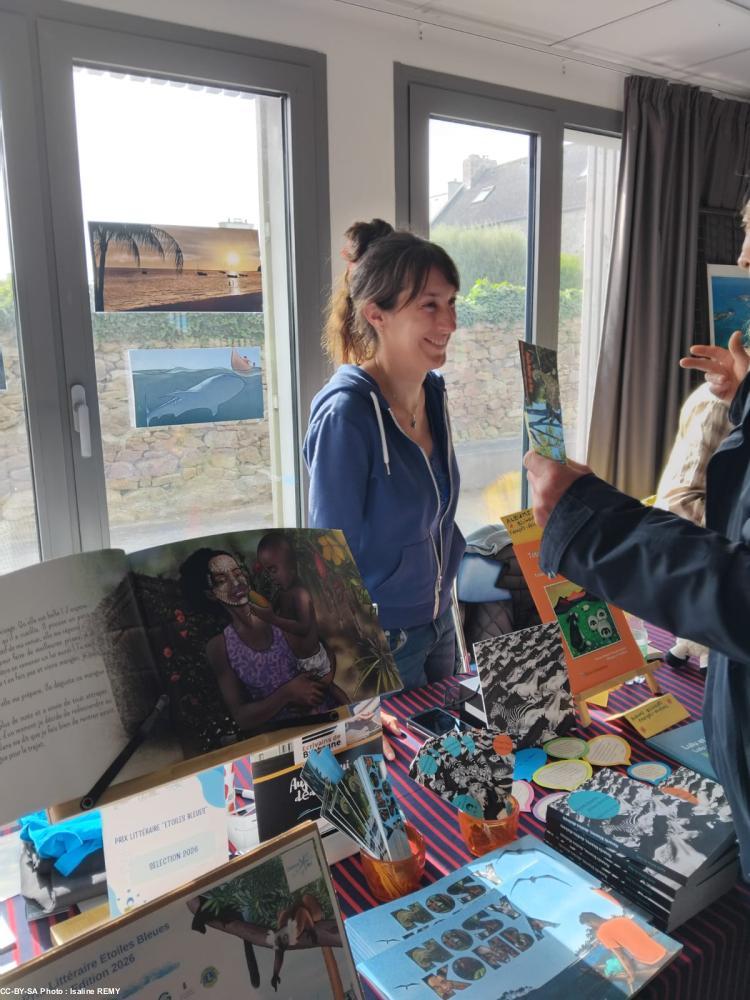 Axelle Rallier du Baty au Festival du livre insulaire à Ouessant.