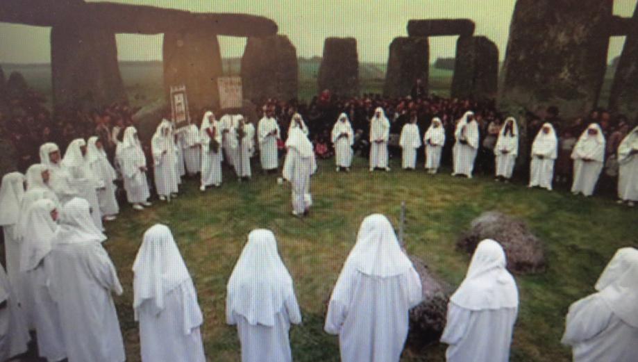 Cérémonie à Stonehenge rassemblant plusieurs obédiences (photo Les dits du corbeau noir)