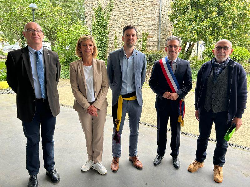 La délégation de Koun Breizh composée de g. à d : d'Hubert Ulve, Anne-Valérie Rodrigues, adjointe à la mairie de Ploemeur,  Koen Coupillie, bourgmestre de Dixmude, Ronan Loas, Maire de Plœmeur, Vice-président de Lorient Agglo et Vice-président du Département du Morbihan à la culture, au patrimoine, à la langue, Patrick Le Guern.