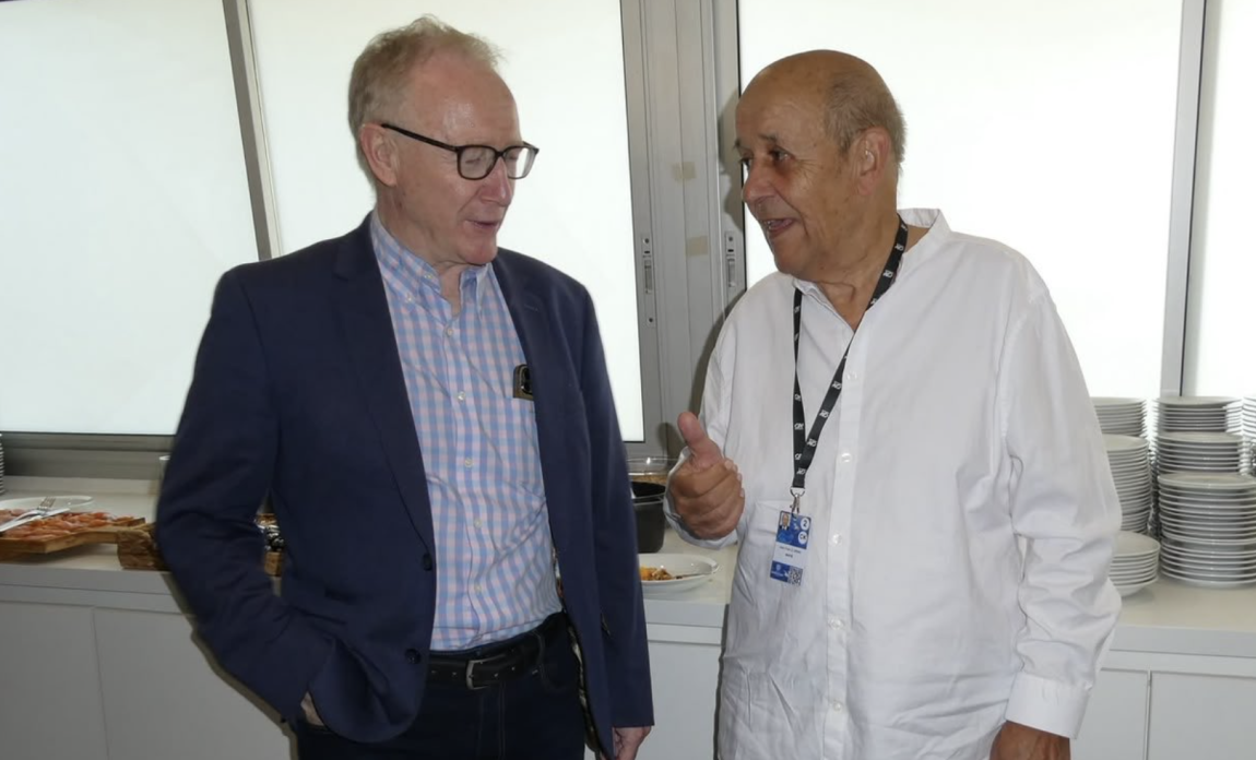 À Lorient, le ministre irlandais Frank Feighan aux côtés de Jean-Yves Le Drian, ancien ministre français des Affaires étrangères. Photo : Ambassade d’Irlande en France.