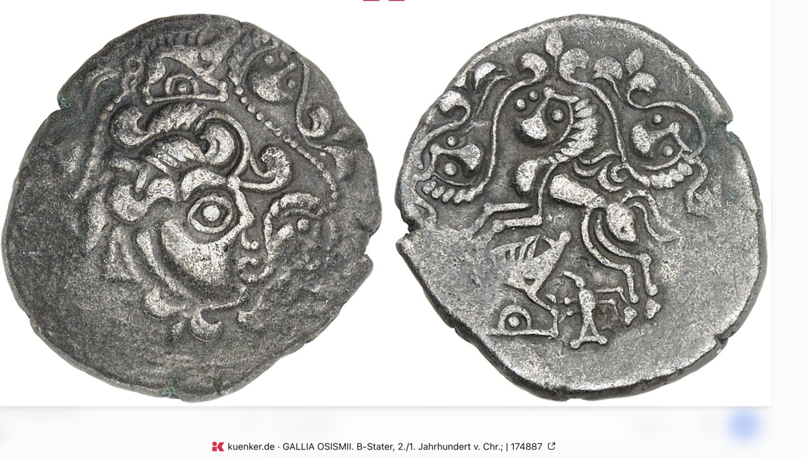 Statère gaulois des Osismes, peuple celte de l'ouest de l'Armorique, au Ier siècle avant notre ère. On y distingue un cheval à tête humaine, un sanglier-enseigne et des motifs stylisés caractéristiques de l'art celtique. Frappée bien avant la conquête romaine, cette monnaie témoigne de l'existence d'une civilisation gauloise originale et profondément enracinée en Bretagne. © Musée départemental breton, Quimper.