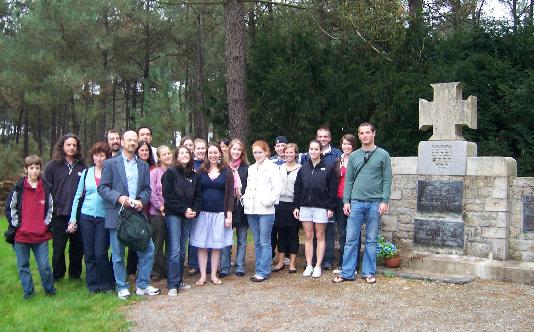 Devant le monument aux bretons