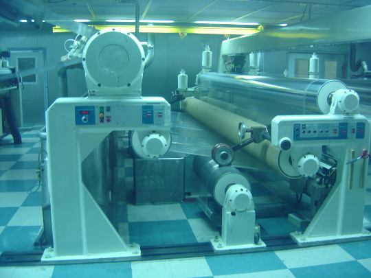 Des films de plastique de quelques microns mais qui resteront des produits dérivés du pétrole servent à la construction des super condensateurs et des batteries sèches au lithium.