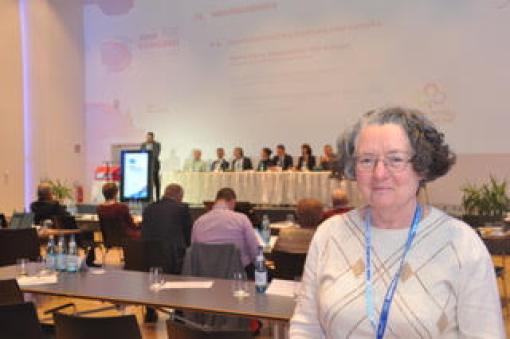 Linguiste trilingue avec une maîtrise d'allemand, Marie Noëlle RINQUIN est aussi fluente en anglais et se débrouille en breton. Elle a toujours été passionnée pour les langues étrangères, sans doute aussi parce qu'elle n'a pas eu le droit de parler le breton qu'elle entendait autour d'elle dans sa jeunesse. Elle a enseigné le français comme langue étrangère en Allemagne et a dirigé une école de langues à Londres. Revenue en Bretagne, elle se passionne par son histoire, ses cultures, sa vie économique et politique. Membre de l'ICB, elle s'engage aujourd'hui particulièrement pour le développement de l'enseignement du breton dans les écoles et sur internet.