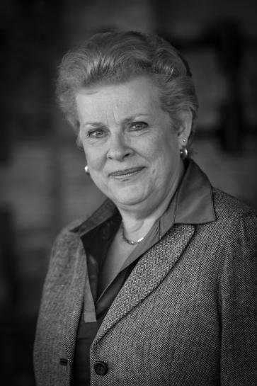 Catherine Trautmann (photo wikipedia de Claude_Truong-Ngoc). Membre du Parti socialiste (PS) depuis 1977, elle est élue députée du Bas-Rhin en 1986, avant d'être nommée deux ans plus tard secrétaire d'État aux Personnes âgées et aux Handicapés.

Elle est une première fois maire de Strasbourg de 1989 à son entrée dans le gouvernement Jospin en 1997, lorsqu'elle devient porte-parole du gouvernement et ministre de la Culture et de la Communication. Elle est également députée européenne à plusieurs reprises entre 1989 et 2014.

En 2000, elle retrouve la mairie de sa ville natale avant de s'incliner face à Fabienne Keller aux élections de l'année suivante. À nouveau tête de liste PS aux élections municipales de 2020, sa liste est devancée. Elle brigue une nouvelle fois la mairie en 2026, où elle s’impose face à la maire sortante écologiste Jeanne Barseghian.